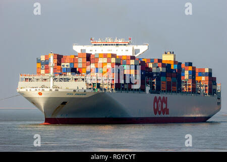 Antwerpen, Belgien - 12. März 2016: Containerschiff OOCL Singapur verlassen einen Container terminal im Hafen von Antwerpen. Stockfoto