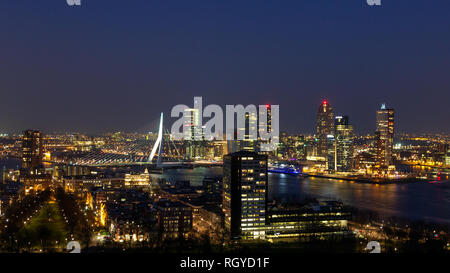 ROTTERDAM, Niederlande - 16. März 2016: Abend-Blick auf die Skyline der Stadt Rotterdam. Stockfoto