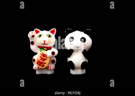 Das chinesische Neujahr Maneki Neko Katze Panda Stockfoto