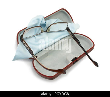 Schwarze Brille mit Etui und Serviette auf weißem Hintergrund Stockfoto