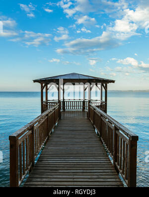 Die Leeren Pier am Gardasee auf einem blauen Himmel warmen Tag in Italien Stockfoto