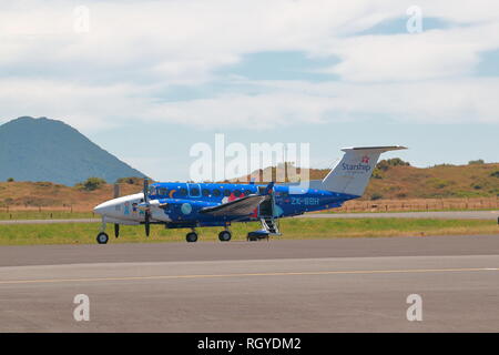 Starship Air Ambulance Beech Super King 350 ZK-SSH bei Whakatane Flughafen geparkt, Neuseeland Stockfoto