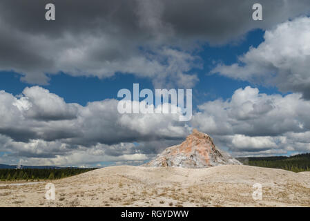 Dampf steigt aus weißen Kuppel Geiser, mergin mit dramatischen Wolken am unteren Geyser Basin im Yellowstone National Park im Westen der USA Stockfoto