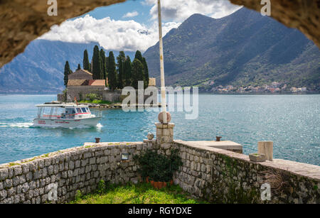 Perast, Montenegro - April 2018: Blick auf die kleine Kirche von San George Island in der Bucht von Kotor, von den Wänden unserer Lieben Frau von den Felsen Kapelle gesehen Stockfoto