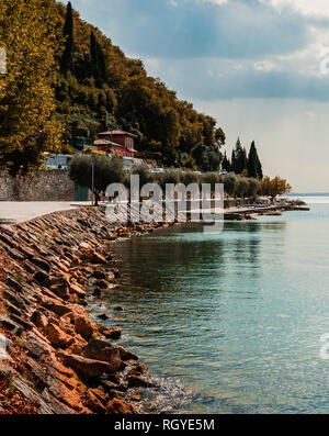 Blick entlang der Küste des Gardasees, von Garda an einem warmen Sommertag. Stockfoto