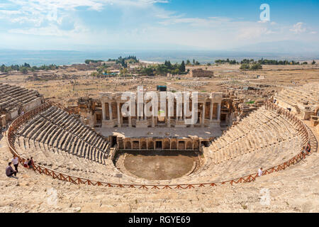 Das Theater in der antiken Stadt Hierapolis, die von der modernen Stadt von Pamukkale im Inneren der Türkei Ägäis. Stockfoto