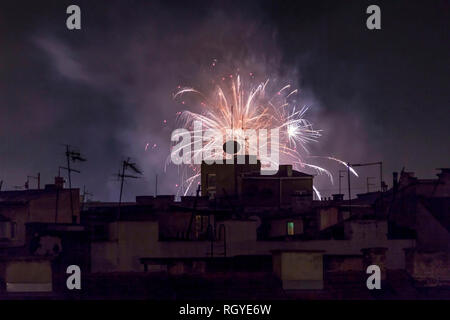 Zemun, Belgrad, Serbien - Neues Jahr Feuerwerk teilweise mit verschlissenen Wohngebäuden blockiert Stockfoto