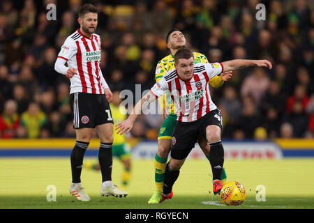 John Fleck von Sheffield United beats Emi Buendia von Norwich City - Norwich City v Sheffield United, Sky Bet Meisterschaft, Carrow Road, Norwich - 26. Stockfoto