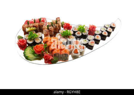 Verschiedene Arten von Sushi am Spiegel isoliert auf weißem Stockfoto