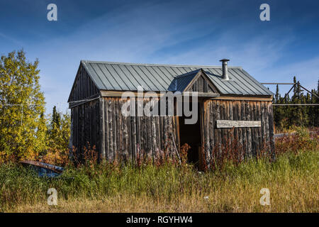 Alte Kabinen in der Geisterstadt Boundary, Alaska auf dem Dach der Welt, dem Highway, USA. Stockfoto