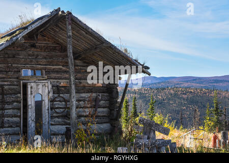 Alte Kabinen in der Geisterstadt Boundary, Alaska auf dem Dach der Welt, dem Highway, USA. Stockfoto