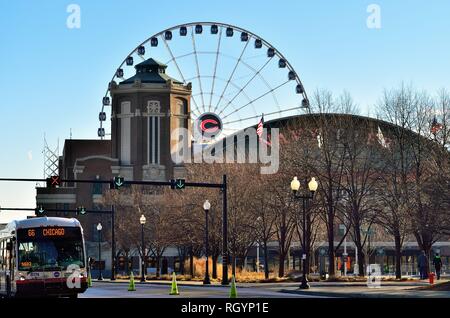 Chicago, Illinois, USA. Navy Pier an einem kalten, klaren Januar morgen ist alles andere als menschenleer, außer für die CTA-Bus auf den Weg in die Innenstadt der Stadt. Stockfoto