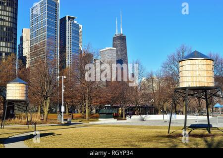 Chicago, Illinois, USA. Miniatur, replica Wassertürme dot ein Park angrenzend zum Navy Pier und Polk Bros Park. Stockfoto