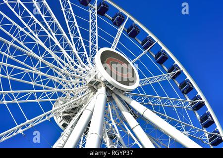 Centennial Rad, das Riesenrad am Navy Pier Chicago, die an die Öffentlichkeit Ende Mai 2016 eröffnet. In der Mitte der Nabe ist eine große W Symbol des Chi Stockfoto