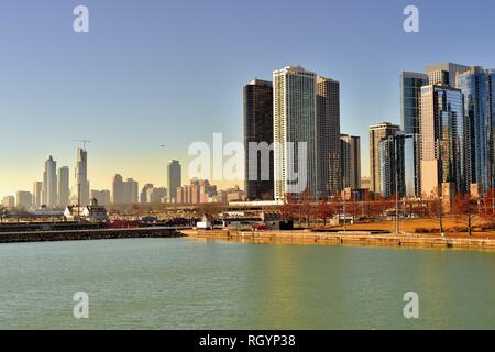 Chicago, Illinois, USA. Teile des expandierenden Skyline von Chicago gesehen vom Navy Pier zeigen vor allem eine Wohngegend Wolkenkratzer, Stockfoto