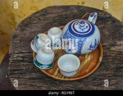 Set traditionellen Teekanne und Tasse in der Alten Stadt Hoi An, Vietnam. Stockfoto