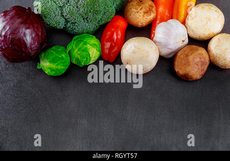 Frisches Bio-Gemüse platziert der dunklen Hintergrund Gemüse in der Zusammensetzung von oben mit Freier Text. Stockfoto