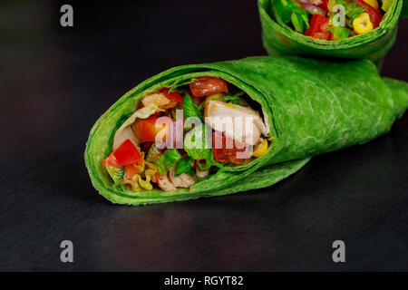 Gesundes Mittagessen Snack. Stapel von mexikanischen Street Food burrito frisches Gemüse Wraps, hellgrauen Hintergrund Kopie Raum Stockfoto