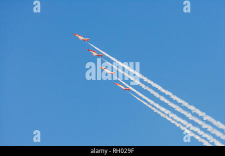 Die spanische Air Force Aerobatic Team, Patrulla Aguila (Eagle Patrouille), fliegt über Dubai in CASA C-101 Aviojets. Stockfoto