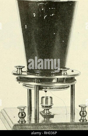 . Bulletin. Wissenschaft. Abbildung 63.- Reproduktion von BelFs liquid Transmitter, seine erste erfolgreiche Instrument zu übertragen artikulieren Rede (10. März 1876). {USJVM 2^2600; Smithsonian Foto 4 j8 j6".) Ende November sie Tests auf dem neuen Gerät über ein 200 Meilen von Boston über Portland, Maine, und wieder zurück nach Salem. Sie fanden, dass einige ihrer Sätze verstanden werden könnte, wenn sie Riefen, obwohl kein Gespräch auf durchgeführt werden könnte. Das Telefon von Bell pioved ein besseres Instrument als das, das er an der Philadelphia Centennial demonstriert hatte, aber die weitere Arbeit Stockfoto