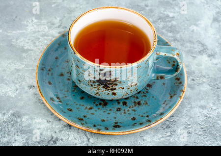 Heißen Tee in blau Tasse und Untertasse. Studio Foto Stockfoto