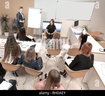 Zuversichtlich Geschäftsmann erklären, was auf dem Whiteboard während der Konferenz Stockfoto