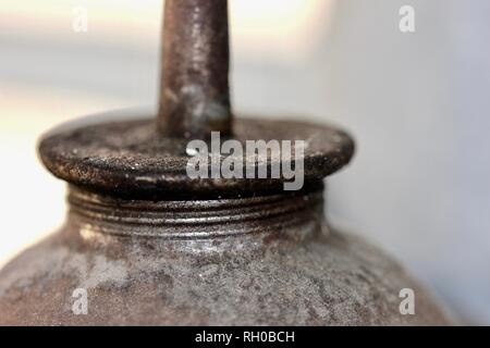 Rostige alte Vintage Antik Metall kann Öl aus der Nähe Makro Detail Stockfoto