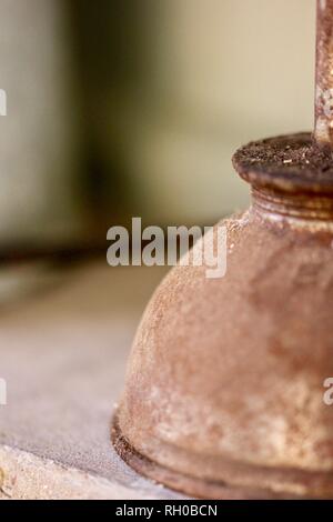 Rostige alte Vintage Antik Metall kann Öl aus der Nähe Makro Detail Stockfoto
