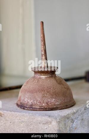 Rostige alte Vintage Antik Metall kann Öl aus der Nähe Makro Detail Stockfoto