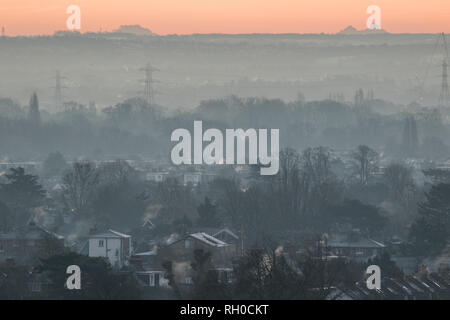 London, Großbritannien. 31 Jan, 2019. Eine Bunte sunrise in Wimbledon auf einem eiskalten Morgen, da die Temperaturen in vielen Teil des britischen Stürzen mit schweren gelben Warnungen, die durch die Met Office Gutschrift ausgestellt: Amer ghazzal/Alamy leben Nachrichten Stockfoto