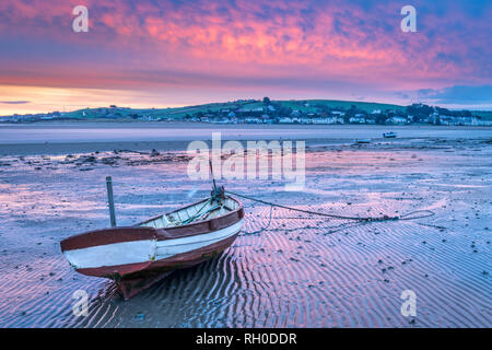 Appledore, Devon, Großbritannien. 31 Jan, 2019. UK Wetter. Nach einer sehr kalten, aber trockenen Nacht in North Devon, in der Dämmerung ein Roter Himmel kurz Farben den Fluss Torridge Mündung in Appledore in Rosa- und Blautönen gehalten. Credit: Terry Mathews/Alamy leben Nachrichten Stockfoto