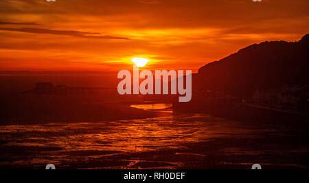 Mumbles, Swansea, Wales, UK. 31 Jan, 2019. Breaking Dawn über kleine Küstenort Mumblesnear Swansea heute am Anfang einer frostigen Winter morgen. Credit: Phil Rees/Alamy leben Nachrichten Stockfoto