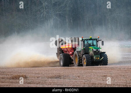 Rufford, Lancashire. 31 Jan, 2019. UK Wetter. Kalt, strahlend hellen Morgen in ländlichen Lancashire. Nach einem strengen Frost ein Landwirt nutzt die Vorteile der festen Boden seinen John Deere 6195R zum Abstützen des Traktors und Anwenden & Dünger zu seinem gefrorenen Feldern die Vorbereitung für das Frühjahr Einpflanzen der Gemüsekulturen ausbreiten. Kredit. MediaWorldImages/AlamyLiveNews Stockfoto