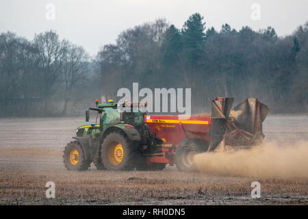 Rufford, Lancashire. 31 Jan, 2019. UK Wetter. Kalt, strahlend hellen Morgen in ländlichen Lancashire. Nach einem strengen Frost ein Landwirt nutzt die Vorteile der festen Boden seinen John Deere 6195R zum Abstützen des Traktors und Anwenden & Dünger zu seinem gefrorenen Feldern die Vorbereitung für das Frühjahr Einpflanzen der Gemüsekulturen ausbreiten. Kredit. MediaWorldImages/AlamyLiveNews Stockfoto