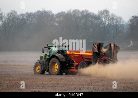 Rufford, Lancashire. 31 Jan, 2019. UK Wetter. Kalt, strahlend hellen Morgen in ländlichen Lancashire. Nach einem strengen Frost ein Landwirt nutzt die Vorteile der festen Boden seinen John Deere 6195R zum Abstützen des Traktors und Anwenden & Dünger zu seinem gefrorenen Feldern die Vorbereitung für das Frühjahr Einpflanzen der Gemüsekulturen ausbreiten. Kredit. MediaWorldImages/AlamyLiveNews Stockfoto