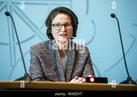 31. Januar 2019, Nordrhein-Westfalen, Düsseldorf: Ina Scharrenbach (CDU), Minister für Bauwesen Nordrhein-westfalen, antwortet auf die Fragen der Journalisten. Scharrenbach berichtete über die öffentlichen Subventionen. Foto: Federico Gambarini/dpa Stockfoto