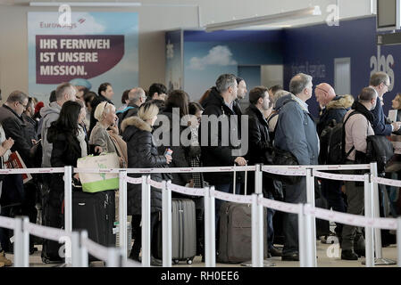 31. Januar 2019, Nordrhein-Westfalen, Köln: Reisende warten am Schalter im Flughafen Köln/Bonn. Der Flughafen wurde nach Schneefällen geschlossen. Foto: Oliver Berg/dpa Stockfoto