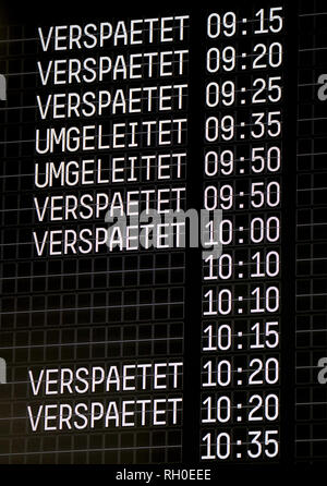 31. Januar 2019, Nordrhein-Westfalen, Köln: Eine Anzeigetafel am Flughafen Köln/Bonn Listen verzögerte und Flüge umgeleitet. Der Flughafen wurde nach Schneefällen geschlossen. Foto: Oliver Berg/dpa Stockfoto