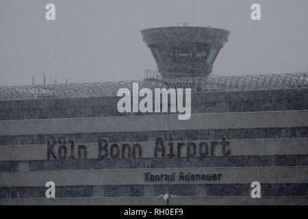 31. Januar 2019, Nordrhein-Westfalen, Köln: Schnee fällt auf dem Terminal am Flughafen Köln/Bonn. Der Flughafen wurde nach Schneefällen geschlossen. Foto: Oliver Berg/dpa Stockfoto