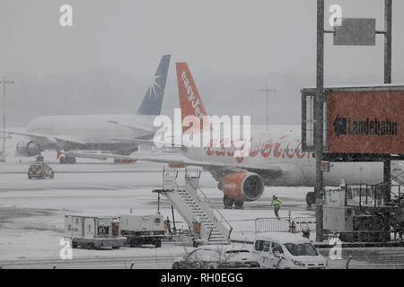 31. Januar 2019, Nordrhein-Westfalen, Köln: Flugzeuge stehen im Schnee am Flughafen Köln/Bonn. Der Flughafen wurde nach Schneefällen geschlossen. Foto: Oliver Berg/dpa Stockfoto