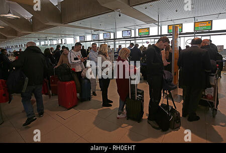 31. Januar 2019, Nordrhein-Westfalen, Köln: Reisende warten am Schalter im Flughafen Köln/Bonn. Der Flughafen wurde nach Schneefällen geschlossen. Foto: Oliver Berg/dpa Stockfoto