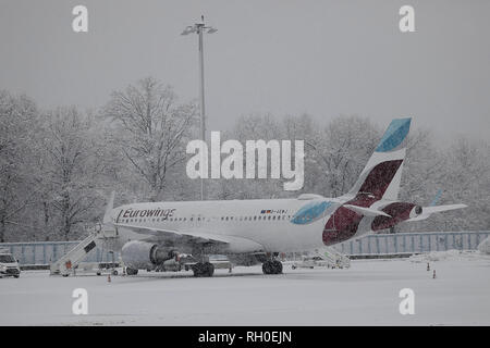 31. Januar 2019, Nordrhein-Westfalen, Köln: ein Flugzeug (Eurowings) steht im Schnee am Flughafen Köln/Bonn. Der Flughafen wurde nach Schneefällen geschlossen. Foto: Oliver Berg/dpa Stockfoto