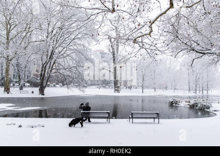 31. Januar 2019, Nordrhein-Westfalen, Köln: ein Mann sitzt auf einer Bank am Ebertplatz in starker Schneefall. Foto: Marcel Kusch/dpa Stockfoto