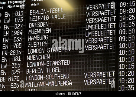 31. Januar 2019, Nordrhein-Westfalen, Köln: Eine Anzeigetafel am Flughafen Köln/Bonn Listen verzögerte und Flüge umgeleitet. Der Flughafen wurde nach Schneefällen geschlossen. Foto: Oliver Berg/dpa Stockfoto