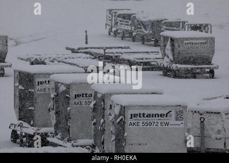 31. Januar 2019, Nordrhein-Westfalen, Köln: Container stehen im Schnee am Flughafen Köln/Bonn. Der Flughafen wurde nach Schneefällen geschlossen. Foto: Oliver Berg/dpa Stockfoto