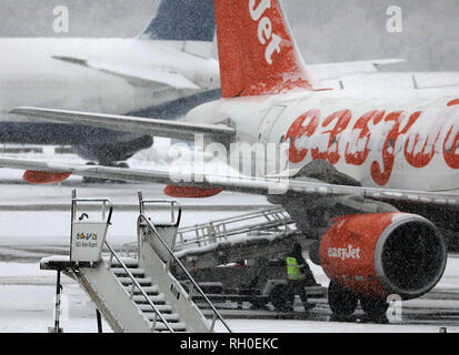 31. Januar 2019, Nordrhein-Westfalen, Köln: Flugzeuge stehen im Schnee am Flughafen Köln/Bonn. Der Flughafen wurde nach Schneefällen geschlossen. Foto: Oliver Berg/dpa Stockfoto