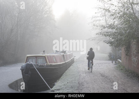 Kidderminster, Großbritannien. 31. Januar, 2019. UK Wetter: eisnebel ist Clearing sehr langsam heute Morgen offenbart die Anzeichen dafür, dass der Winter wirklich die Midlands heute angeschlagen hat. Mit gefrorenen, eisige Kanäle, narrowboats nicht weit reisen werden heute morgen. Sub-zero Temperaturen mit der Gefahr der Ausbreitung etwas Schnee aus dem Südwesten heute Abend gekoppelt, sicherlich macht es einen sehr kalten Ende Januar. Quelle: Lee Hudson/Alamy leben Nachrichten Stockfoto