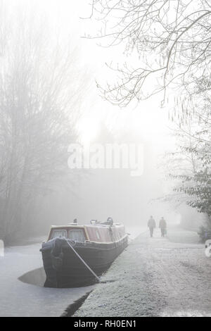 Kidderminster, Großbritannien. 31. Januar, 2019. UK Wetter: eisnebel ist Clearing sehr langsam heute Morgen offenbart die Anzeichen dafür, dass der Winter wirklich die Midlands heute angeschlagen hat. Mit gefrorenen, eisige Kanäle, narrowboats nicht weit reisen werden heute morgen. Sub-zero Temperaturen mit der Gefahr der Ausbreitung etwas Schnee aus dem Südwesten heute Abend gekoppelt, sicherlich macht es einen sehr kalten Ende Januar. Quelle: Lee Hudson/Alamy leben Nachrichten Stockfoto