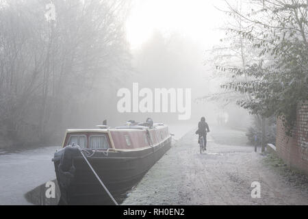 Kidderminster, Großbritannien. Januar 2019. Wetter in Großbritannien: Der Frost des Nebels wird heute Morgen sehr langsam aufgelöscht und zeigt Anzeichen dafür, dass der Winter heute wirklich die Midlands heimgesucht hat. Mit gefrorenen, eisigen Kanälen werden britische Schmalboote diesen Wintermorgen nicht weit reisen. Die Temperaturen am Morgen unter Null zusammen mit der Gefahr, dass sich Schnee von Südwesten an diesem Abend ausbreitet, machen es sicherlich zu einem sehr kalten Ende bis Januar. Credit: Lee Hudson/Alamy Live News Stockfoto