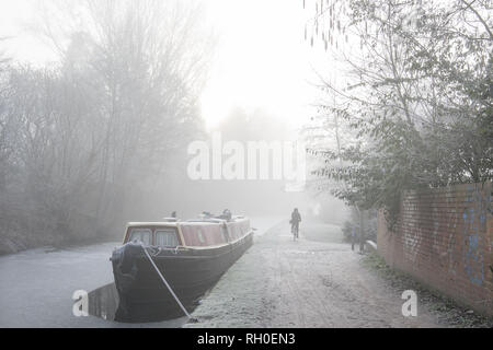 Kidderminster, Großbritannien. 31. Januar, 2019. UK Wetter: eisnebel ist Clearing sehr langsam heute Morgen offenbart die Anzeichen dafür, dass der Winter wirklich die Midlands heute angeschlagen hat. Mit gefrorenen, eisige Kanäle, narrowboats nicht weit reisen werden heute morgen. Sub-zero Temperaturen mit der Gefahr der Ausbreitung etwas Schnee aus dem Südwesten heute Abend gekoppelt, sicherlich macht es einen sehr kalten Ende Januar. Quelle: Lee Hudson/Alamy leben Nachrichten Stockfoto